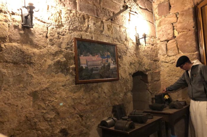 Los monjes de Valvanera abren la bodega por primera vez al público