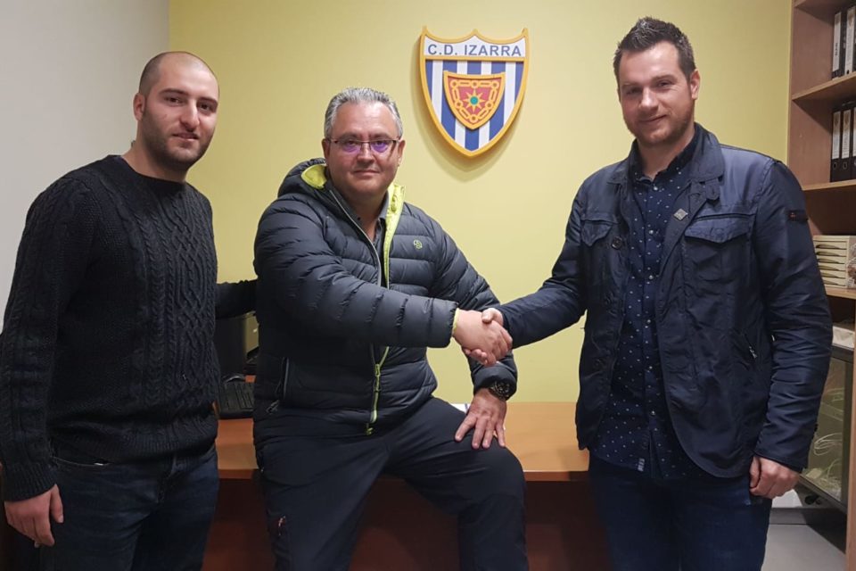 Diego Martínez, a la derecha, junto al presidente Alfonso Caneda y su segundo entrenador, Iñigo Carpintero. / CD IZARRA