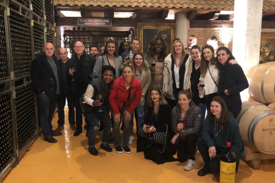La plantilla del Promete, durante su visita a la bodega fuenmayorense Heras Cordón. / NR