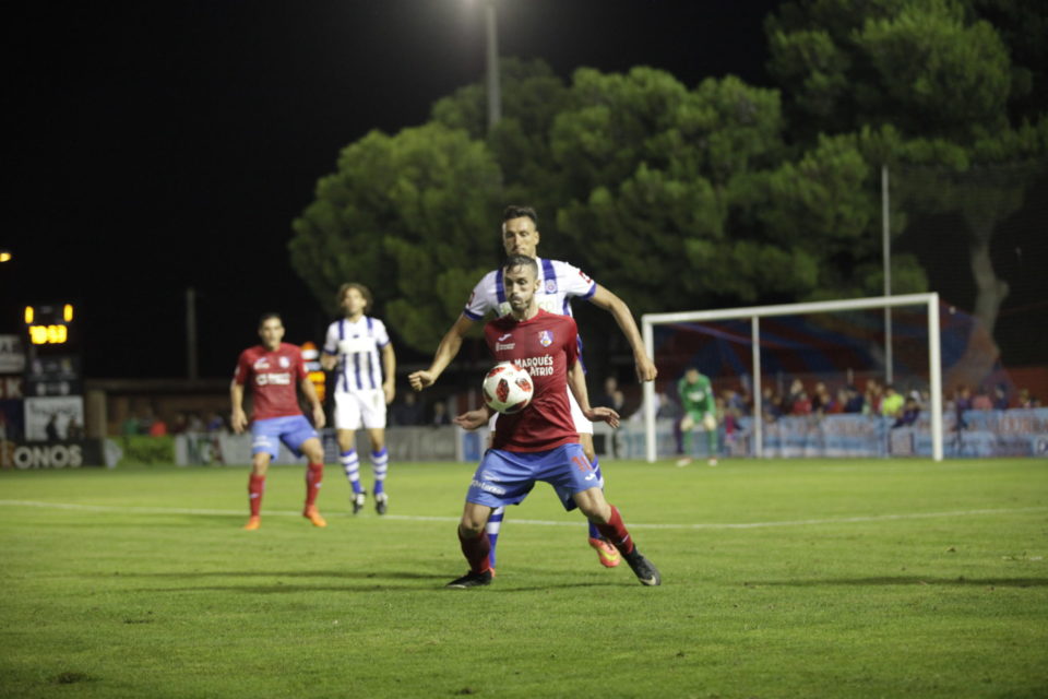 Adrien Goñi protege el balón ante Cusidor, centrocampista de la Gimnástica de Torrelavega. / Clara Larrea