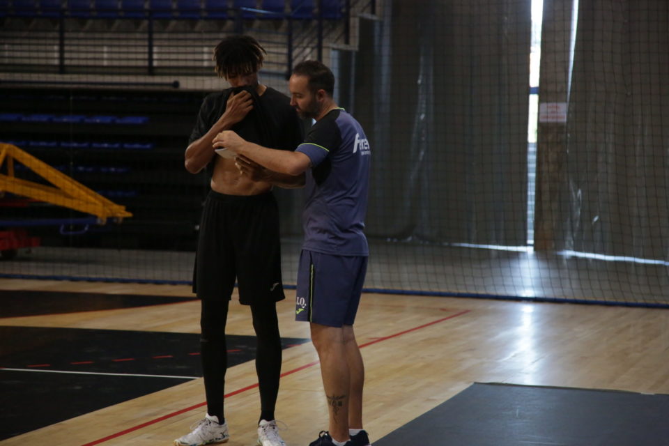 Miguel Ángel Velasco transmite instrucciones a Junior Scott. / Darío Uruñuela