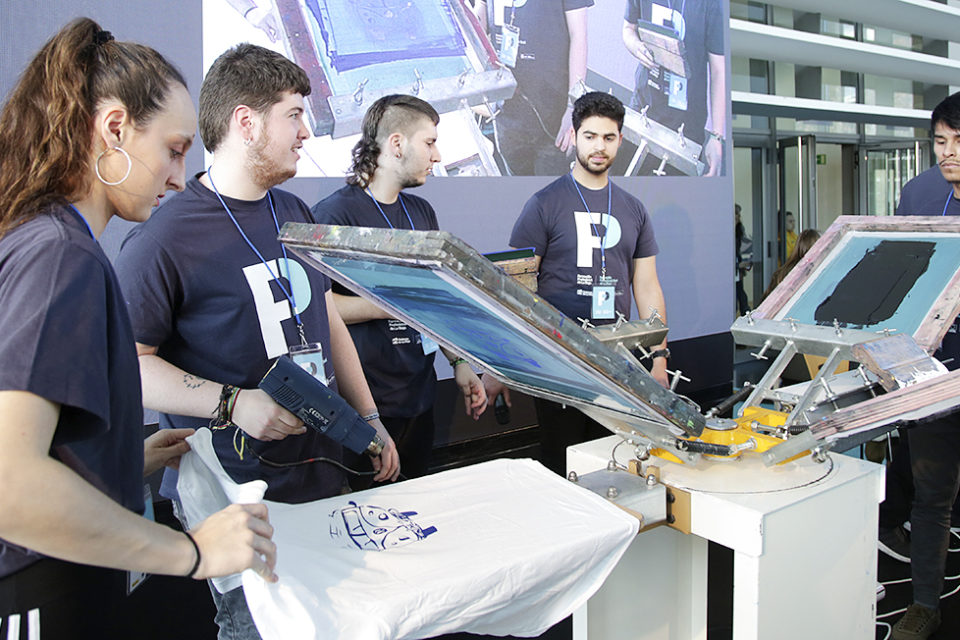Un grupo de jóvenes realiza una demostración durante la Feria de FP en Riojaforum. / Clara Larrea