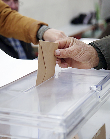 Un elector introduce una papeleta en la urna. / Clara Larrea