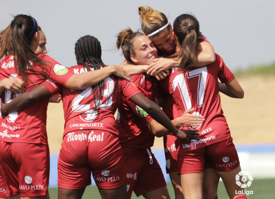 Las jugadoras del EDF se abrazan a Judith Luzuriaga, autora del definitivo 0-2 en Huelva. / LaLiga