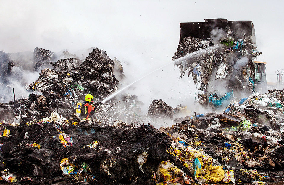 Imagen del incendio en la planta, el pasado 22 de enero. / Raquel Manzanares (Efe)