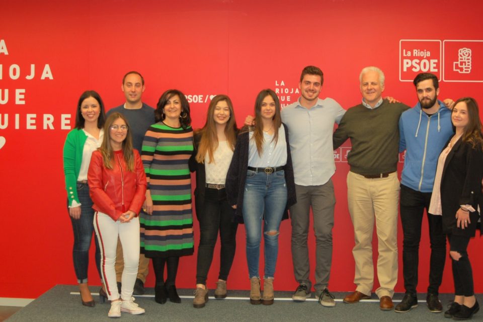 Abel Martínez, secretario general de JSR, junto a Pablo Hermoso de Mendoza, jóvenes del partido y Concha Andreu. / nr