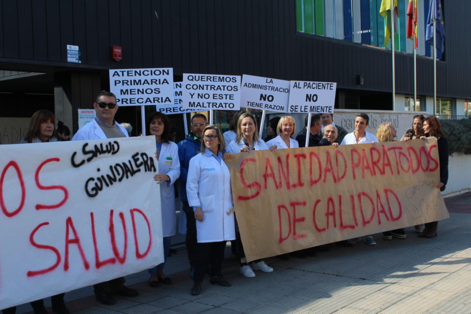 Concentración de profesionales sanitarios en el centro de salud La Guindalera de Logroño. / NR