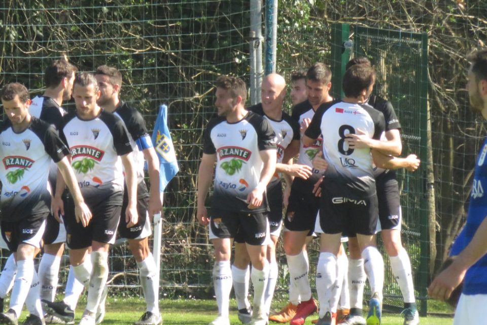 La plantilla del Tudelano festeja el gol anotado en el Requexón aunque el Oviedo B acabó dando la vuelta al partido. / CD Tudelano