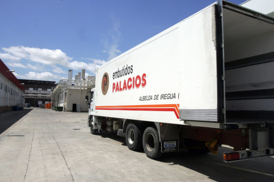 Un camión en las instalaciones de Albelda. /NRCarlyle en Palacios. / Tomás Alonso