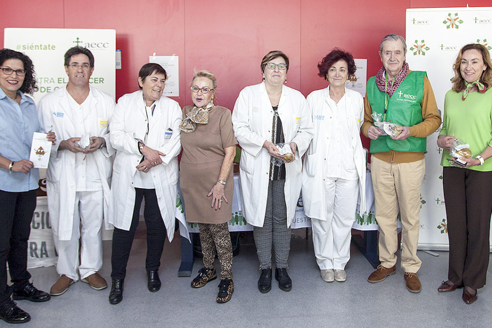 La consejera de Salud, con profesionales sanitarios y representantes de la Asociación Española contra el Cáncer en La Rioja. / NR