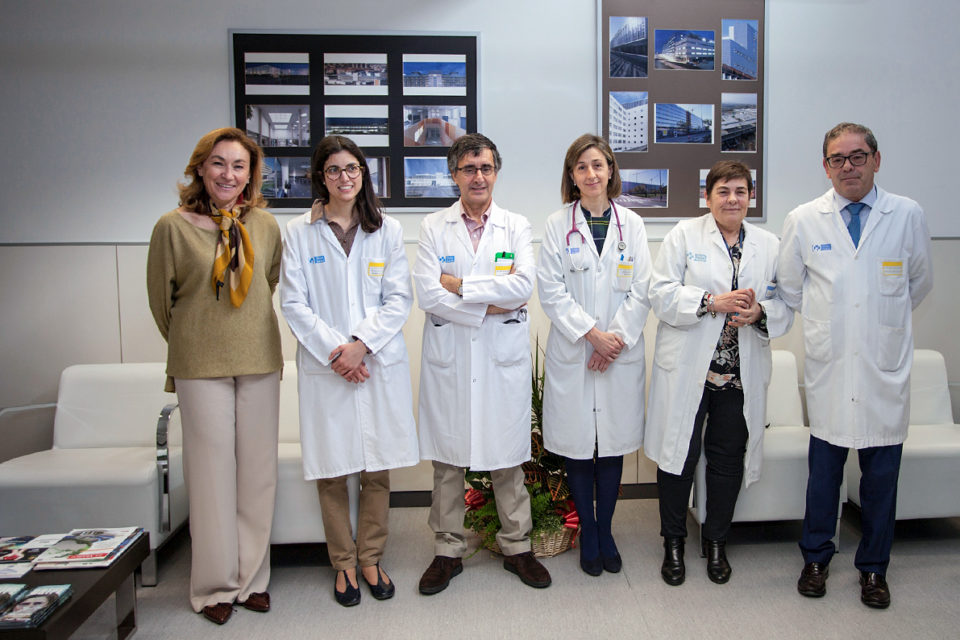 La consejera de Salud, con responsables sanitarios, en la presentación de la nueva consulta. / NR