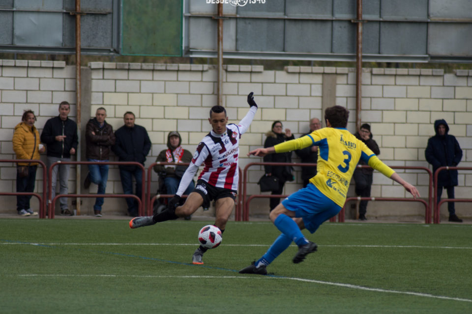 Naceur, en la imagen ante el Calasancio, fue uno de los goleadores en San Roque. El blanquirrojo firmó uno de los 9 goles de la SDL. / SDL