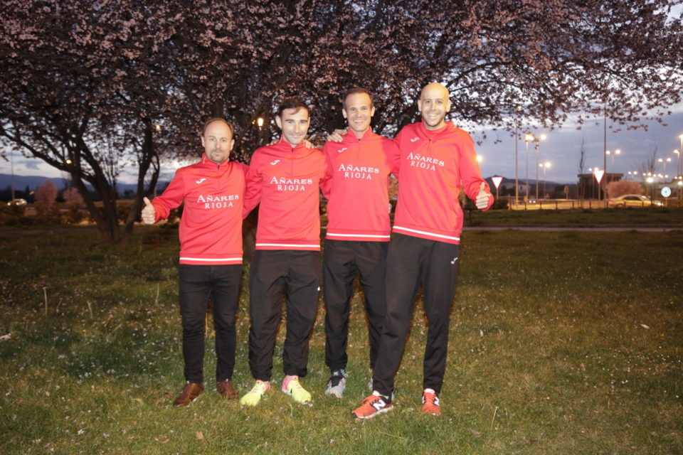 De izquierda a derecha, Diego Ibáñez, Fran Ortega, Diego García y Chuchi Fernández, maratonistas del Añares Rioja. / Darío Uruñuela