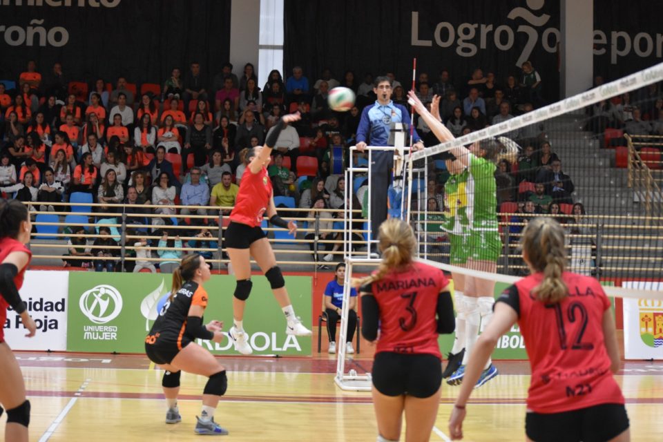 Gritzbach se apresta a bloquear a una jugadora madrileña. / RFEVB.ES