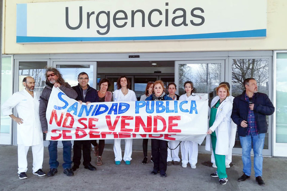Trabajadores del Servicio Riojano de Salud se concentran en urgencias del San Pedro para plantear sus reivindicaciones. / NR