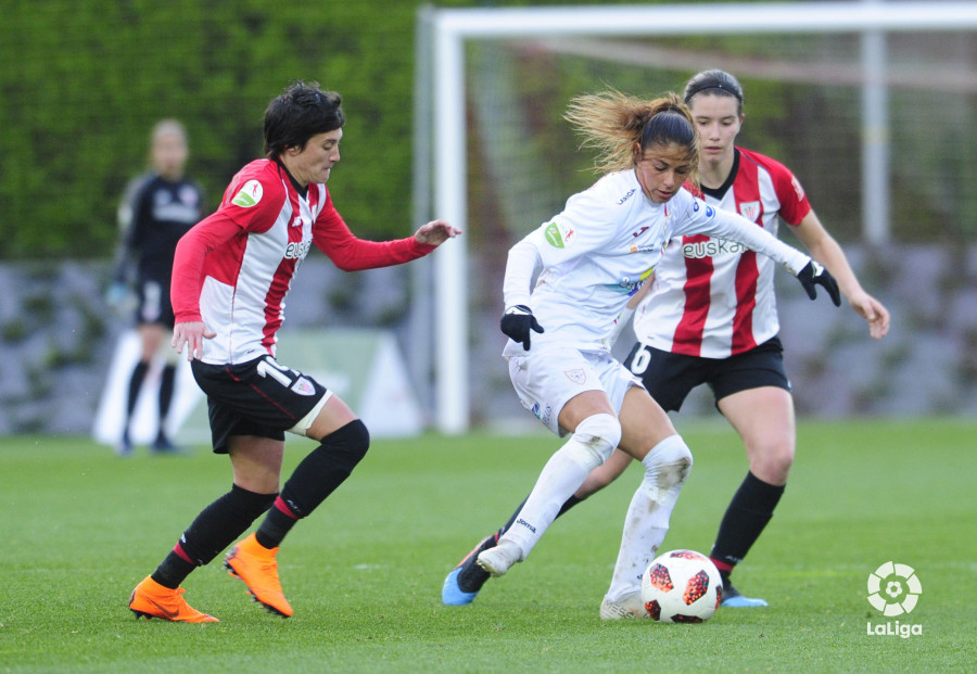 La argentina Vanessa Santana pelea por el esférico junto a dos jugadoras del Athletic. / LALIGA