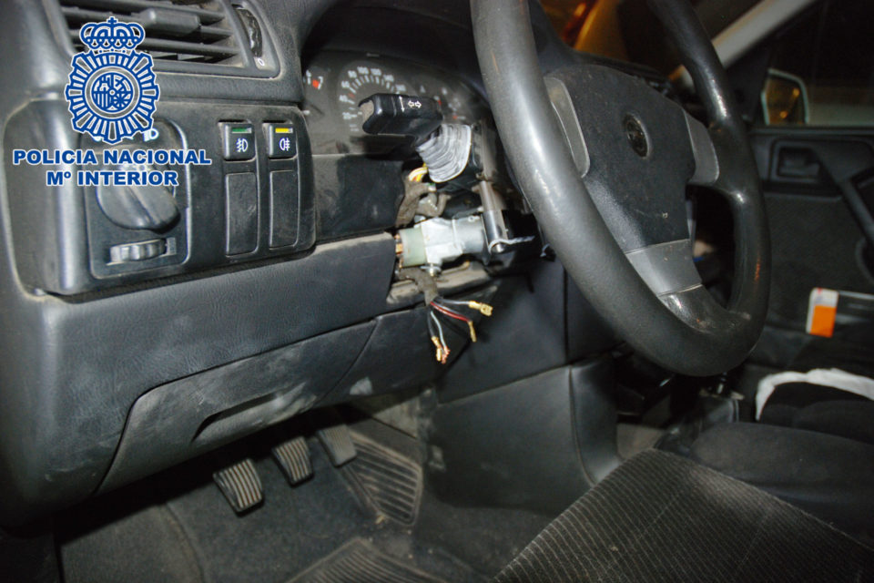 Puente realizado a un coche que presuntamente robaron los detenidos. / Policía Nacional