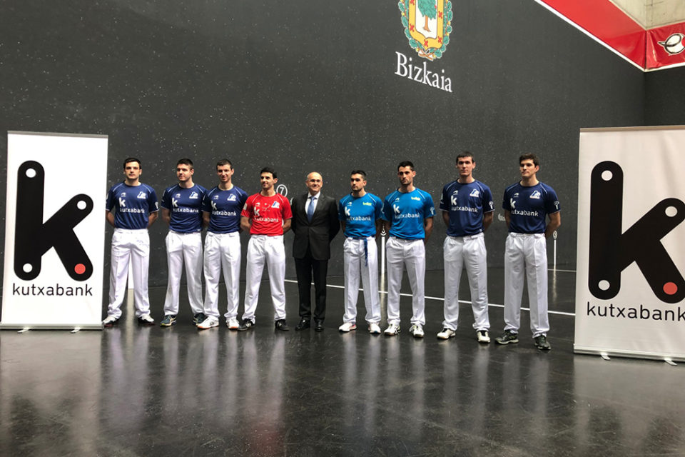 Los ocho pelotaris que aspiran al triunfo en el Parejas, durante la presentación de la fase final del torneo. / Baiko Pilota