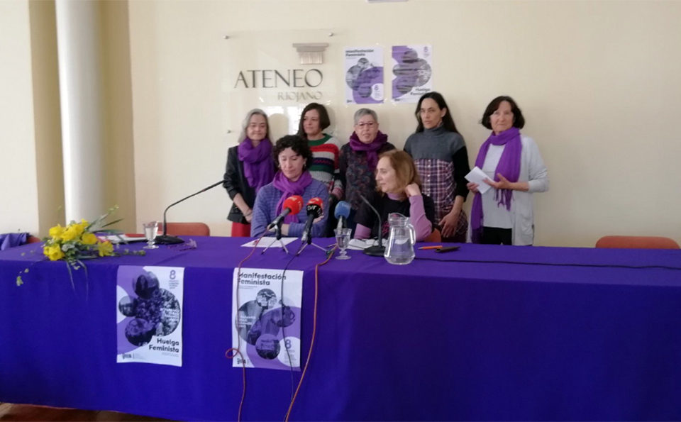 Representantes de la Coordinadora, durante la rueda de prensa. / @HuelgaFemRioja