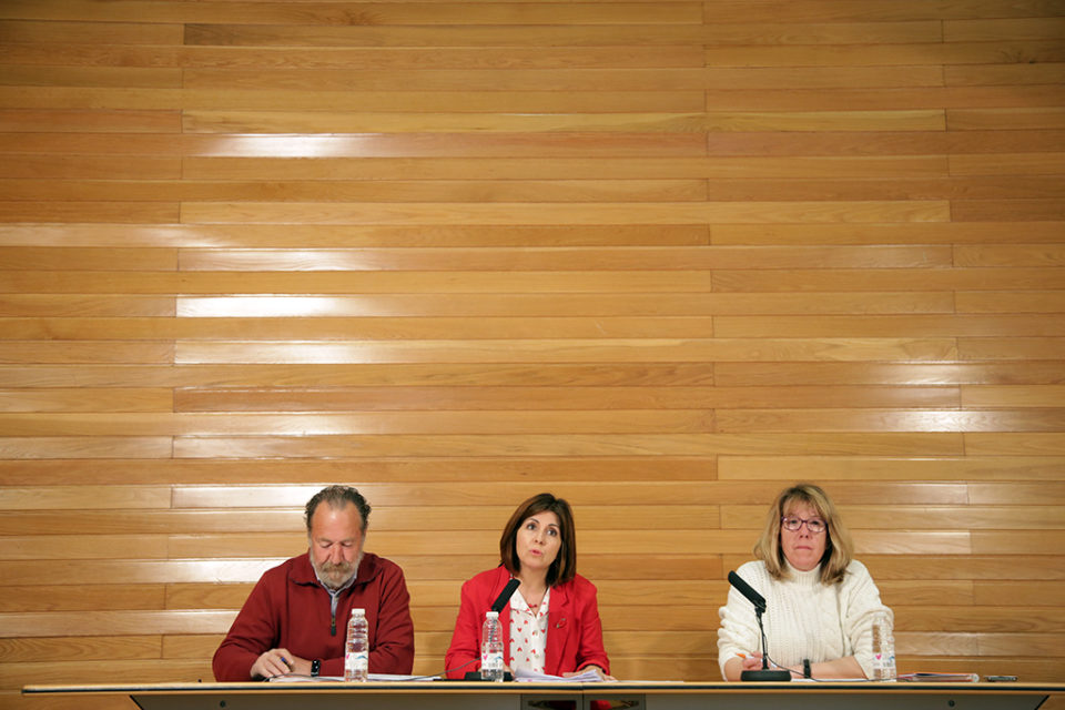 La alcaldesa (en el centro), con los concejales Jesús Cámara (IU) y María Teresa Martínez Vega (Ciudadanos). / Clara Larrea