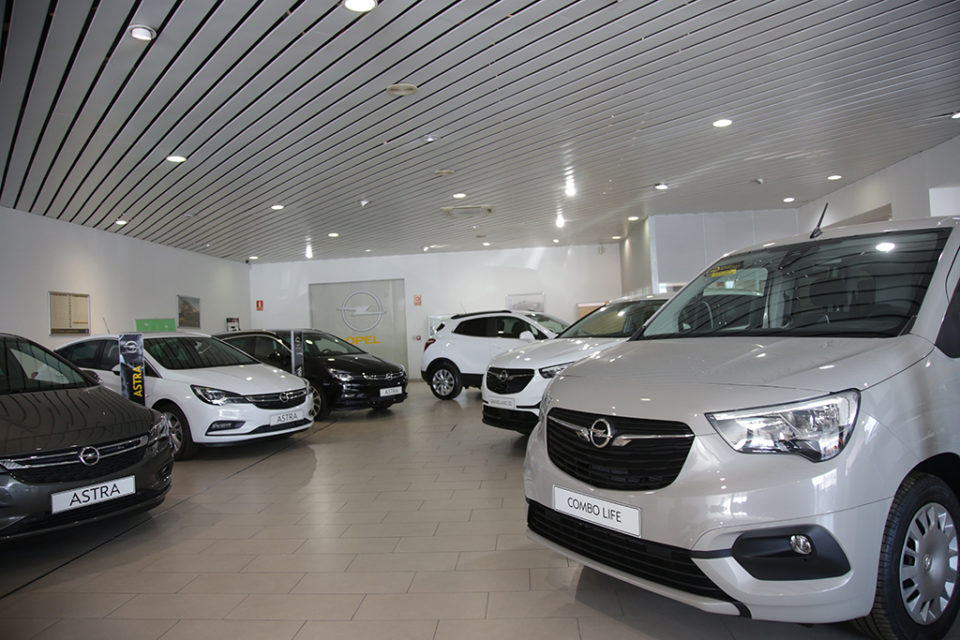 Automóviles expuestos en un concesionario logroñés. / Clara Larrea