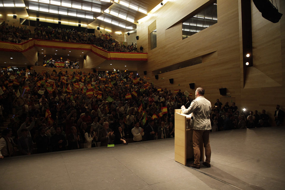 Santiago Abascal se dirige a la multitud en un abarrotado auditorio de Riojaforum. / Darío Uruñuela