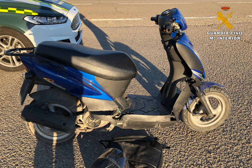 Motocicleta en la que circulaba el joven detenido en Arrúbal. / Guardia Civil