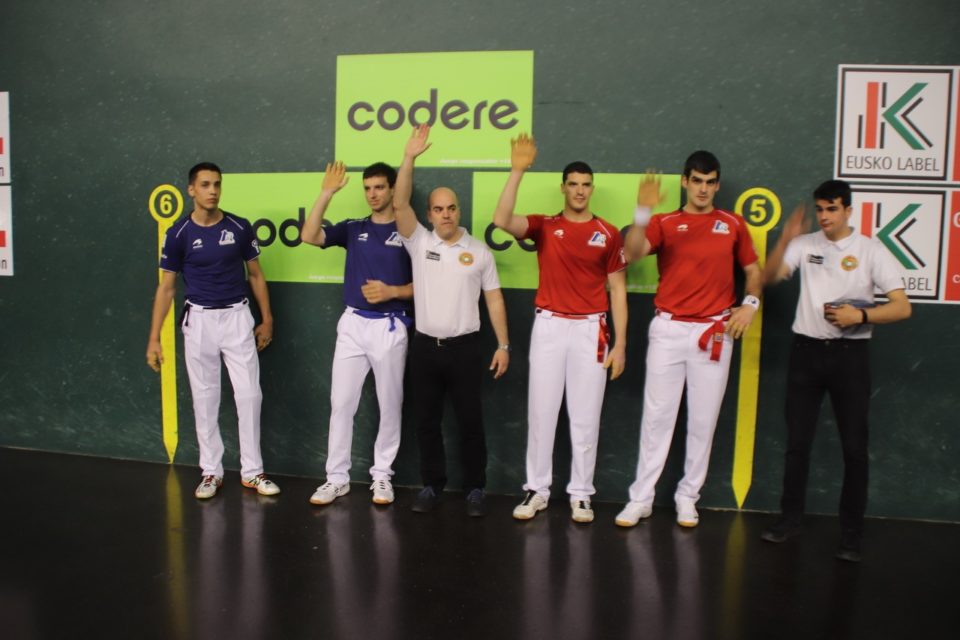 Zabala, a la izquierda, de azul junto a Martija.