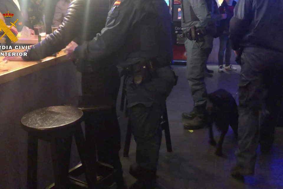 La Guardia Civil cachea a un cliente de un bar durante uno de los controles. / Guardia Civil