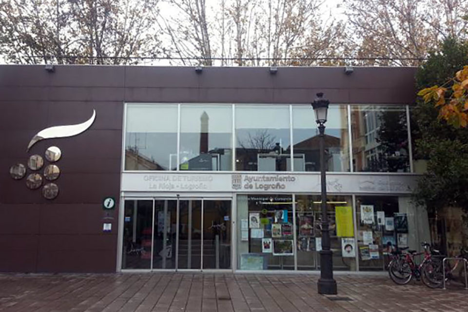 Oficina de Turismo de La Rioja, situada en las antiguas Escuelas Trevijano de Logroño. / NR