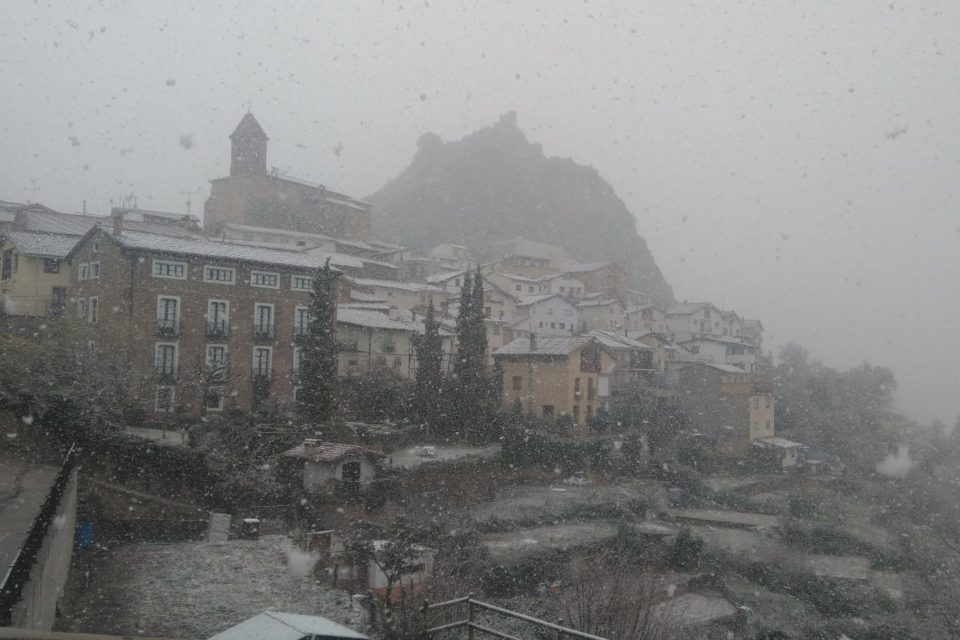 Nieve caída en Nieva de Cameros este miércoles. / Inma Sáenz