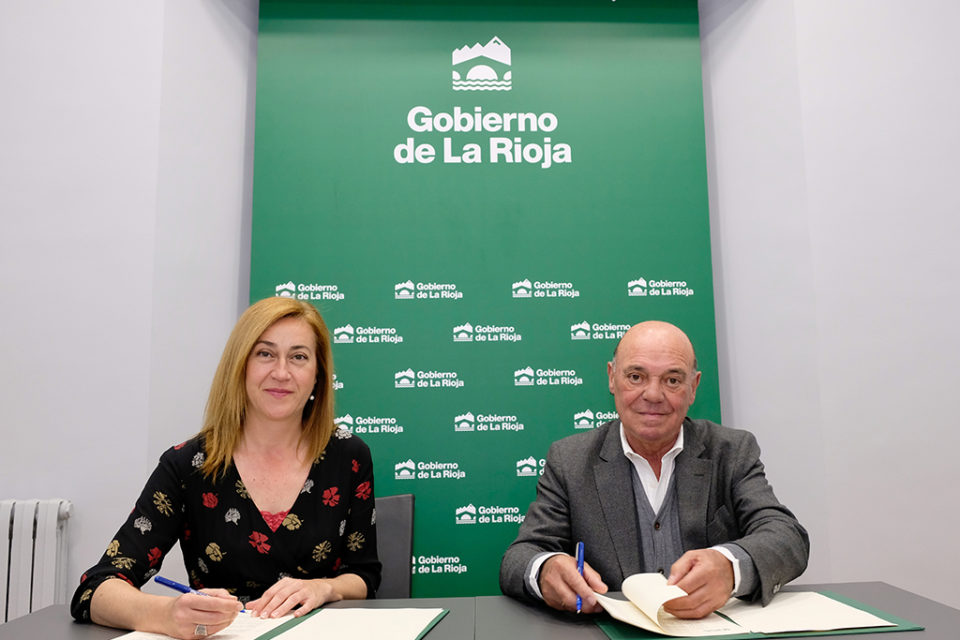 Begoña Martínez y Jaime García Calzada firman el acuerdo de colaboración. / NR