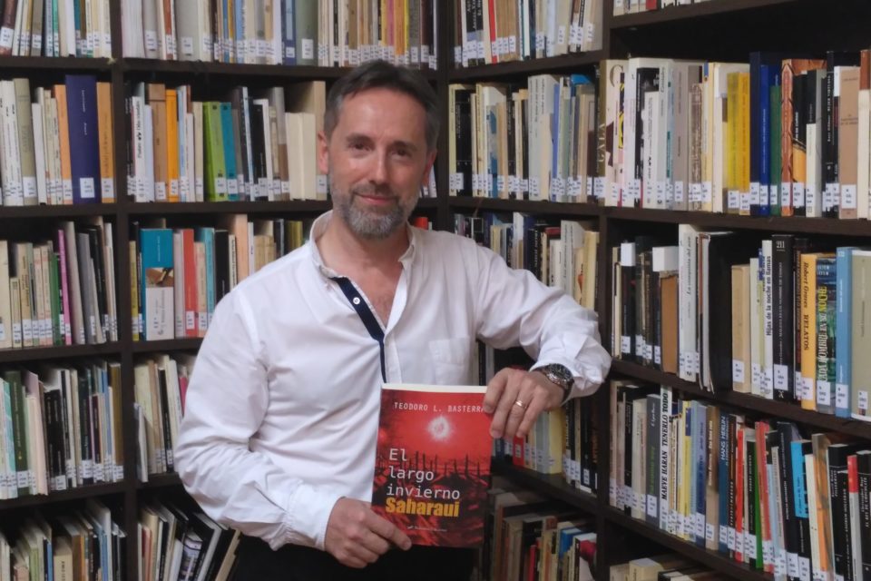 El escritor Teodoro L. Basterra presenta su libro 'El largo invierno saharaui'