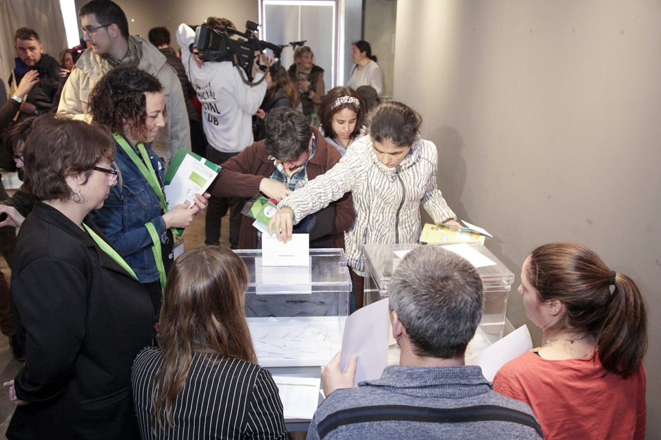 Usuarios de Plena Inclusión ensayan en la Casa de los Periodistas de cara a las próximas elecciones del 28A. / Clara Larrea