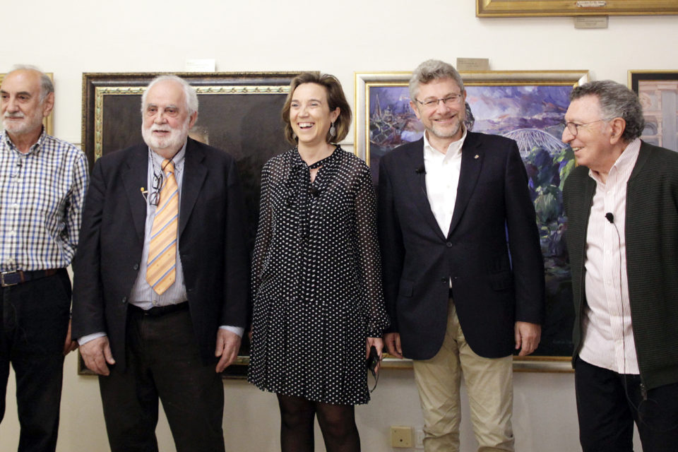 Los alcaldes Manuel Sáinz, José Luis Bermejo, Cuca Gamarra, Julio Revuelta y Tomás Santos, ayer en el salón de retratos del Ayuntamiento./ Clara Larrea