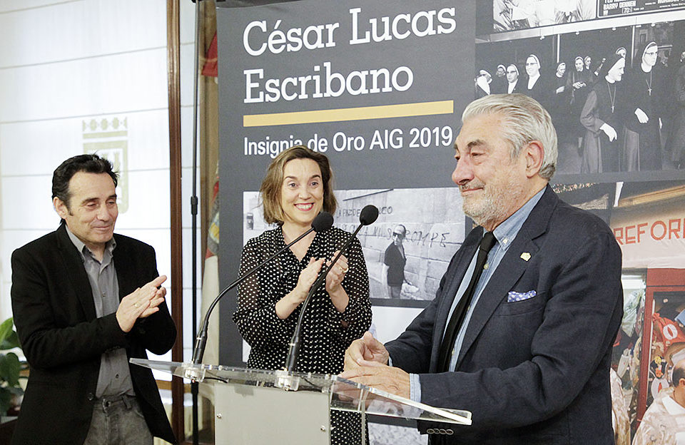 César Lucas, junto a la alcaldesa de Logroño y el presidente de AiG, ha recibido la insignia de oro de la entidad. / Darío Uruñuela