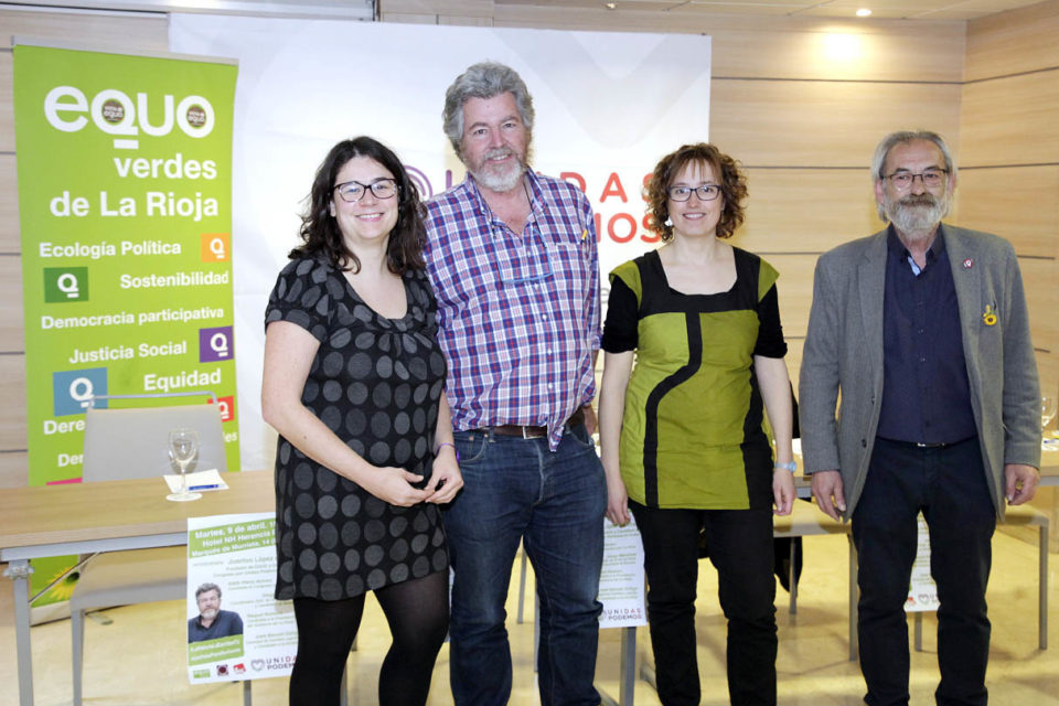 Juantxo López de Uralde (segundo por la izquierda), con Raquel Romero, Edith Pérez y José Manuel Zúñiga. / Darío Uruñuela