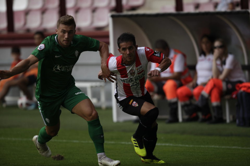 Ñoño pelea en la imagen con un jugador sportinguista. El grupo II está definido pero en el resto la pelea por entrar en el ‘play off’ es máxima. / ingrid