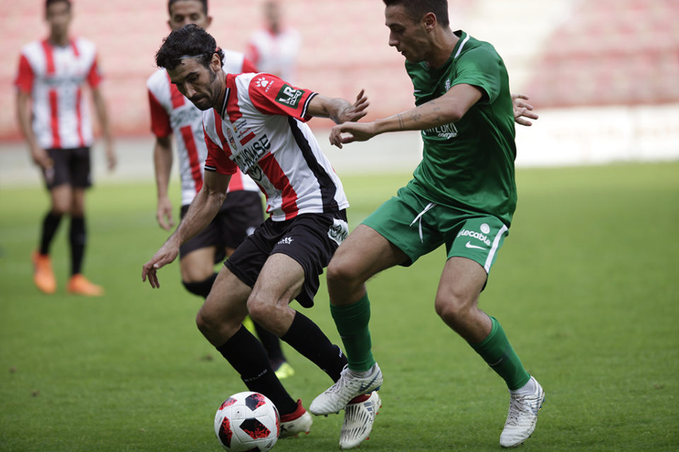 César Remón, en acción ante el Sporting B. / Ingrid