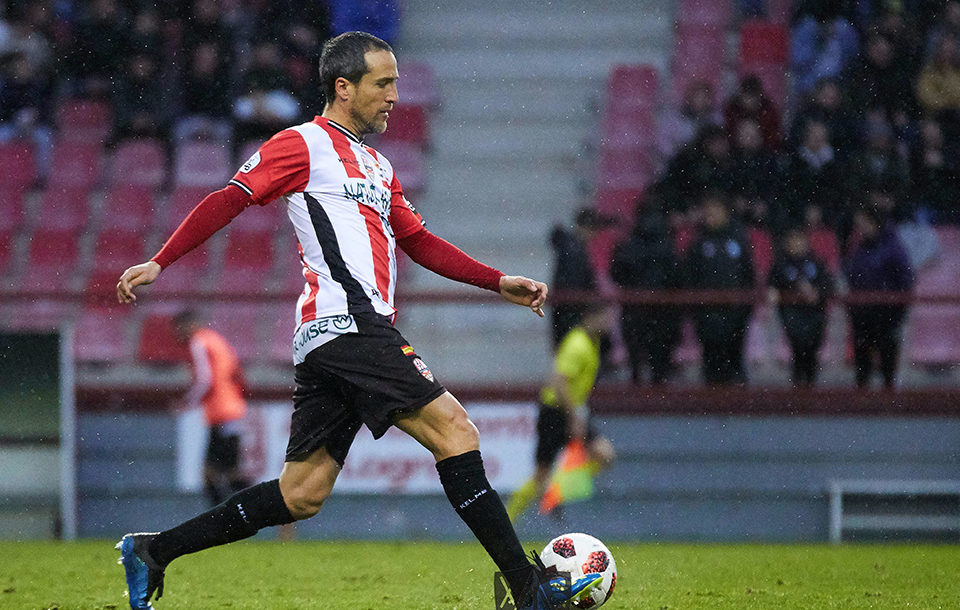 César Caneda conduce el esférico en el derbi ante el Calahorra. / Rafa Laguna (CD Calahorra)