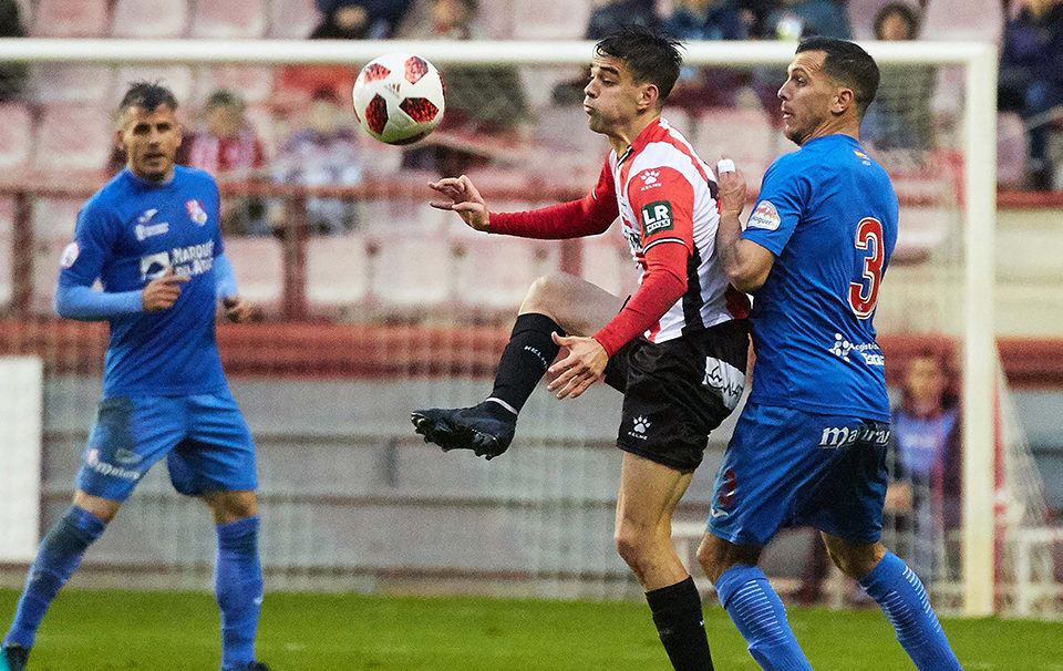 Víctor López controla el esférico en presencia de Morgado en el partido que enfrentó a la UDL y Calahorra. / Rafa Laguna (CD Calahorra)