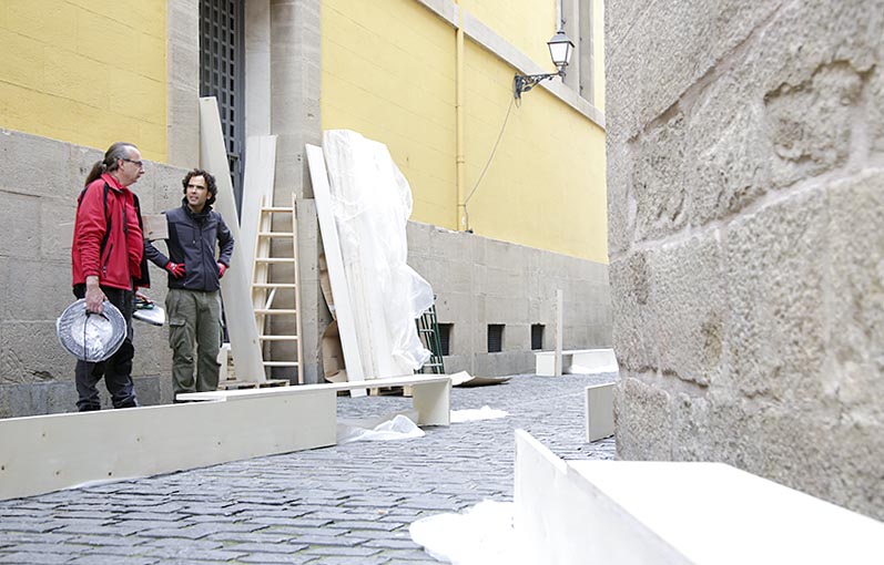 En la chimenea de Tabacalera trabaja el artista Antonio Baladrón. / Clara Larrea