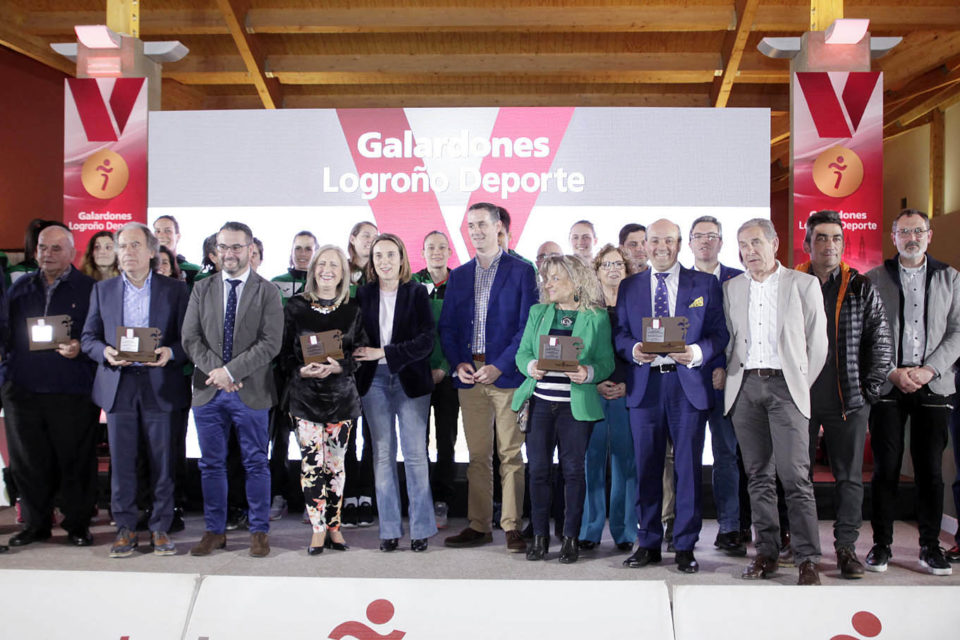 Premiados y autoridades, en la entrega de los galardones. / Darío Uruñuela