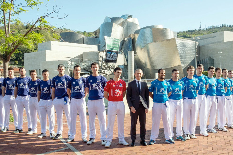 Foto de familia de los 18 aspirantes a la gloria manomanista. / Baiko Pilota
