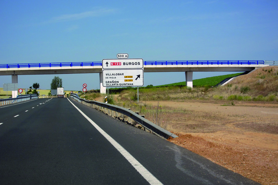 La carretera N-120 en Grañón. Las infraestructuras están ya preparadas para su desdoblamiento como autovía. / Ingrid