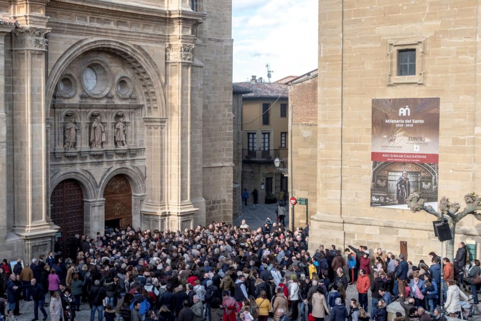 Miles de personas se dieron cita ayer en el torno de la catedral calceatense para presenciar los actos del inicio del año jubilar. / Fernando Díaz (Efe)