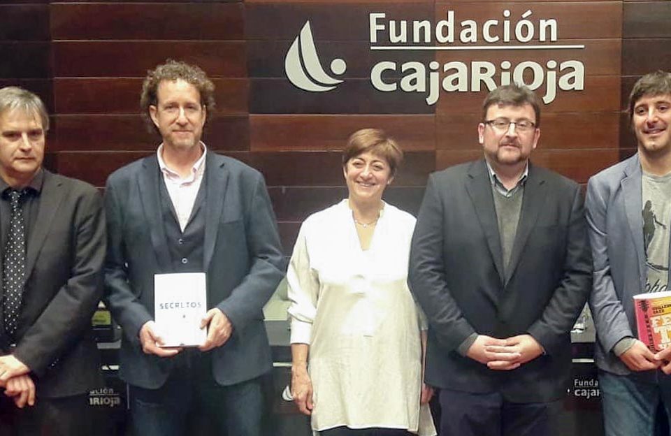 Los dos escritores, con ejemplares de sus libros, en el acto de presentación celebrado el martes en Logroño. / nr