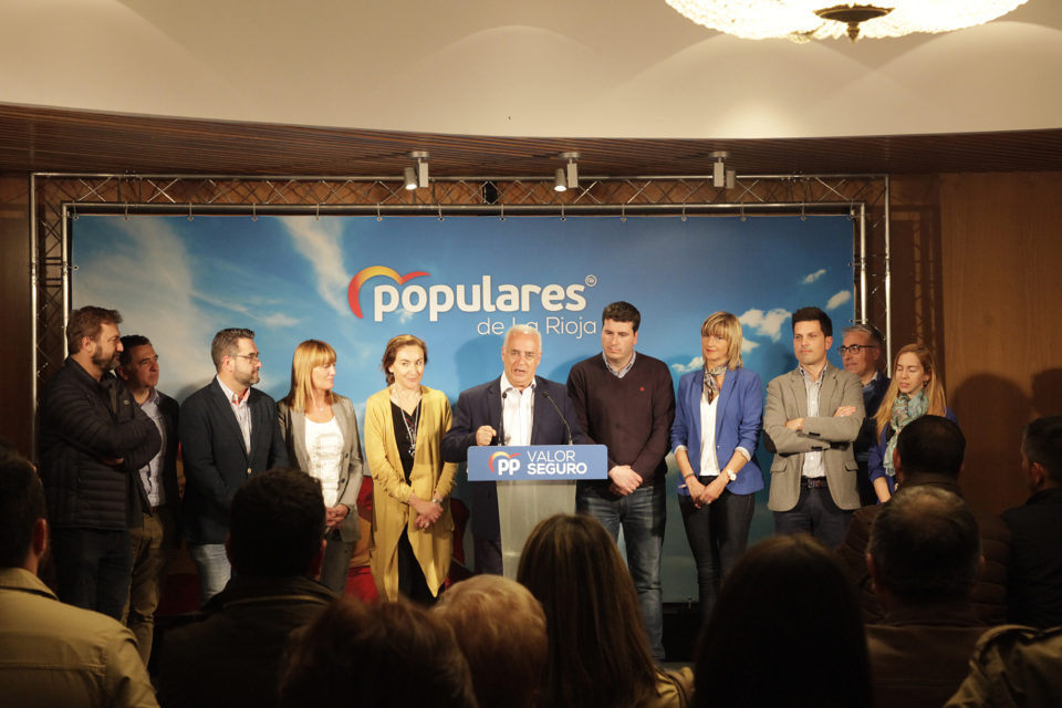 El presidente del PP, anima a los militantes tras los resultados electorales en el Círculo Logroñés. / Darío Uruñuela