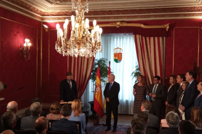 Escobar deja de ser consejero para centrarse en la campaña a la Alcaldía