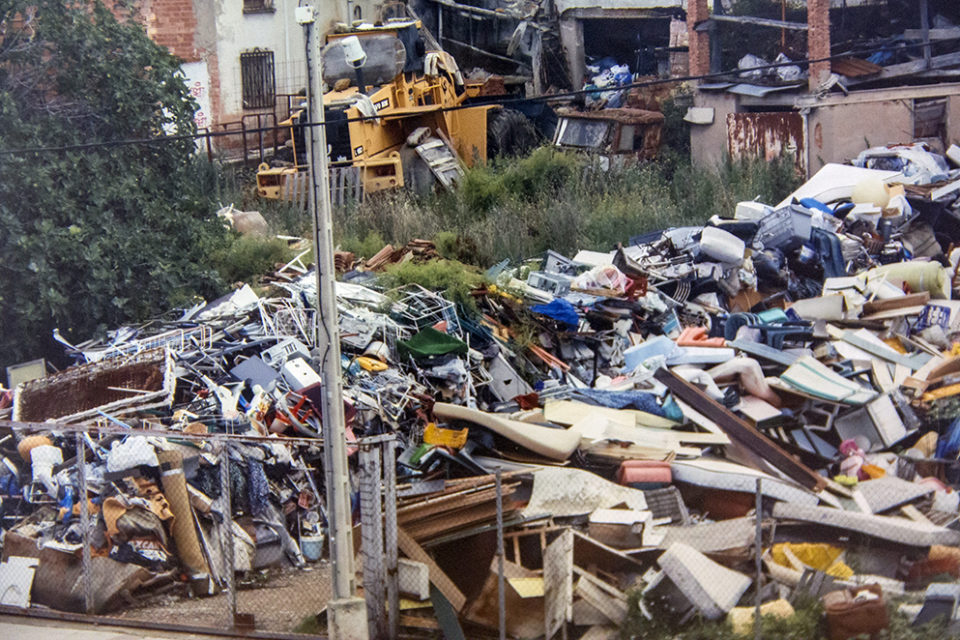 Imagen de los residuos acumulados en el solar de la localidad de Villamediana de Iregua. / NR